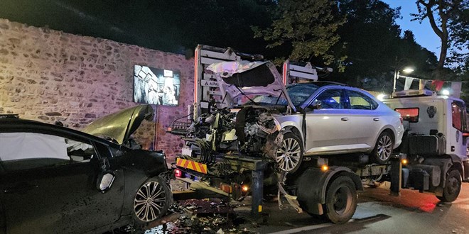 İstanbul’da iki araç baş başa çarpıştı: 9 kişi yaralandı