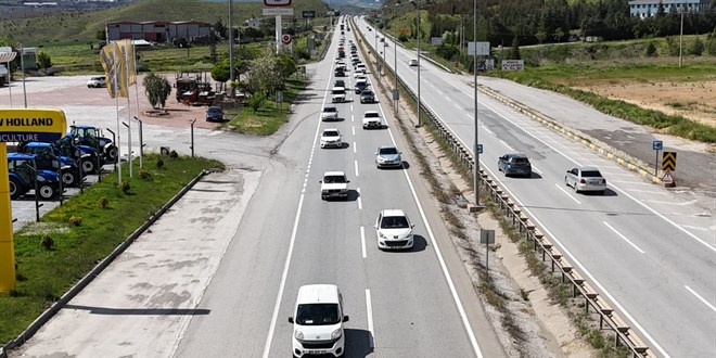 ‘Kilit kavşak’ Kırıkkale’de bayram öncesi trafik yoğunluğu sürüyor
