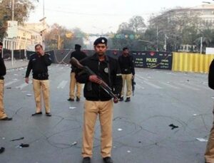 Pakistan’da düzenlenen intihar akınında 15 polis öldü