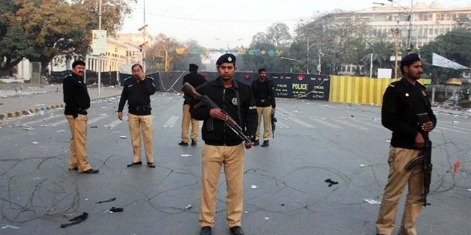 Pakistan’da düzenlenen intihar akınında 15 polis öldü