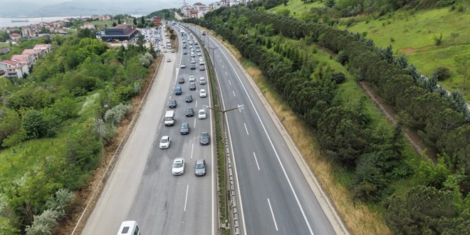 Tatilin ikinci gününde TEM’de trafik ağır akıcı ilerliyor