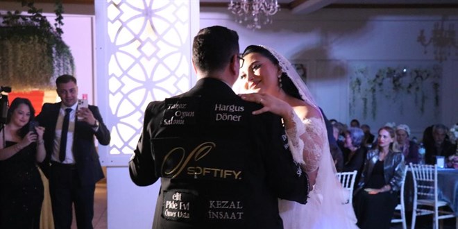 Uyanık damat! Damatlığa reklam aldı, düğün masrafını hafifletti