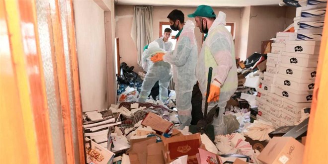 Bursa’da konuttan yaklaşık 20 ton çöp çıktı