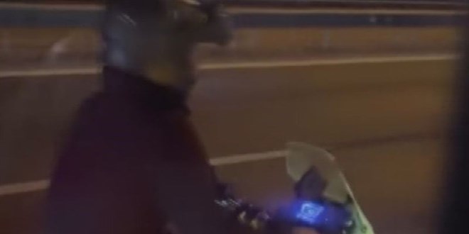 İstanbul’da motosiklet şoförü, tartıştığı İETT otobüsünün camını kırdı