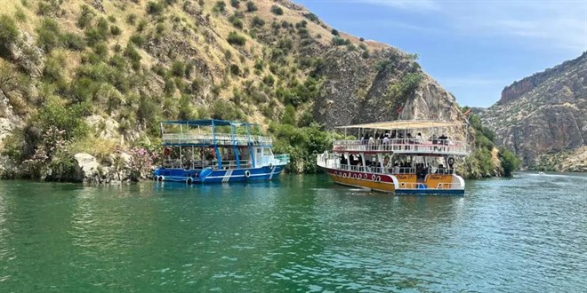 Seyahat teknesi sürüklendi: 40 kişi kurtarıldı
