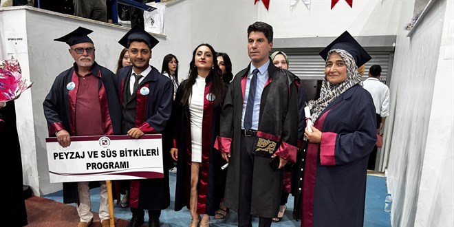 Torunları yaşındaki gençlerle mezuniyet sevincini yaşadılar