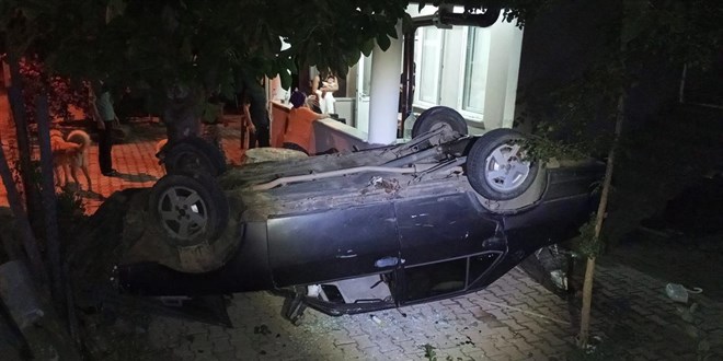 Araba takla atarak konutun bahçesine devrildi