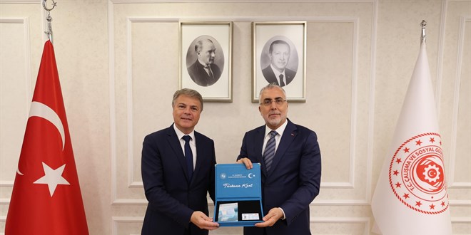 Bakan Işıkhan, Renault Group Türkiye CEO’su Jaillet’ye Turkuaz Kart verdi