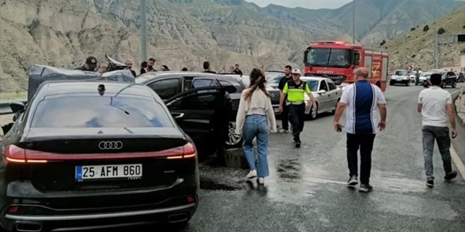 Erzurum’da ticari araç ve araba çarpıştı: 1 meyyit 4 yaralı
