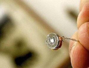 Eşinin aracına ‘dinleme cihazı’ koydu, hem tazminattan hem nafakadan oldu