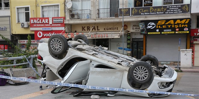 Hatay’da devrilen arabadaki 2 kişi hayatını kaybetti