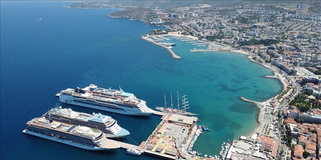 Kuşadası’na 4 gemiyle 9 bin 300 turist geldi