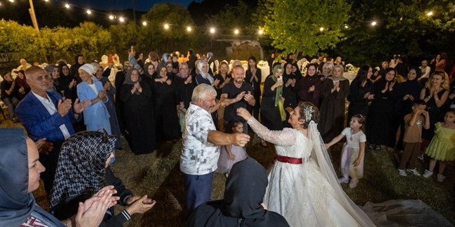 Merve’nin gelinlik hayali için tüm ilçe seferber oldu